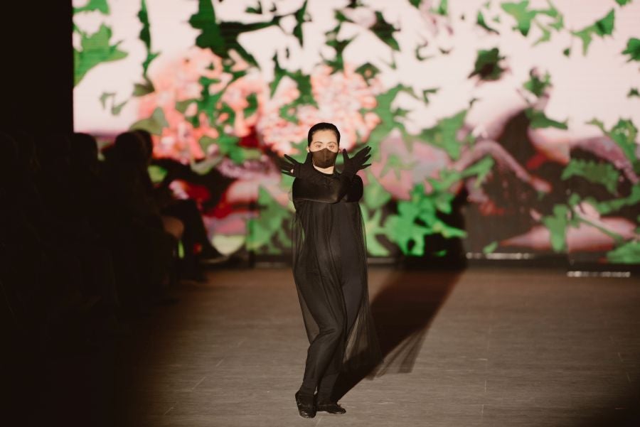 Joyas únicas y modelos de lujo en un desfile inédito. Álex Vallejo debuta sobre la pasarela de San Telmo con una original y emotiva puesta en escena a cargo de Verdini Dantza Taldea. La música y la luz y la coreografía de los bailarines ha sido el hilo conductor para mostrar más de 30 jotas de la firma. 
