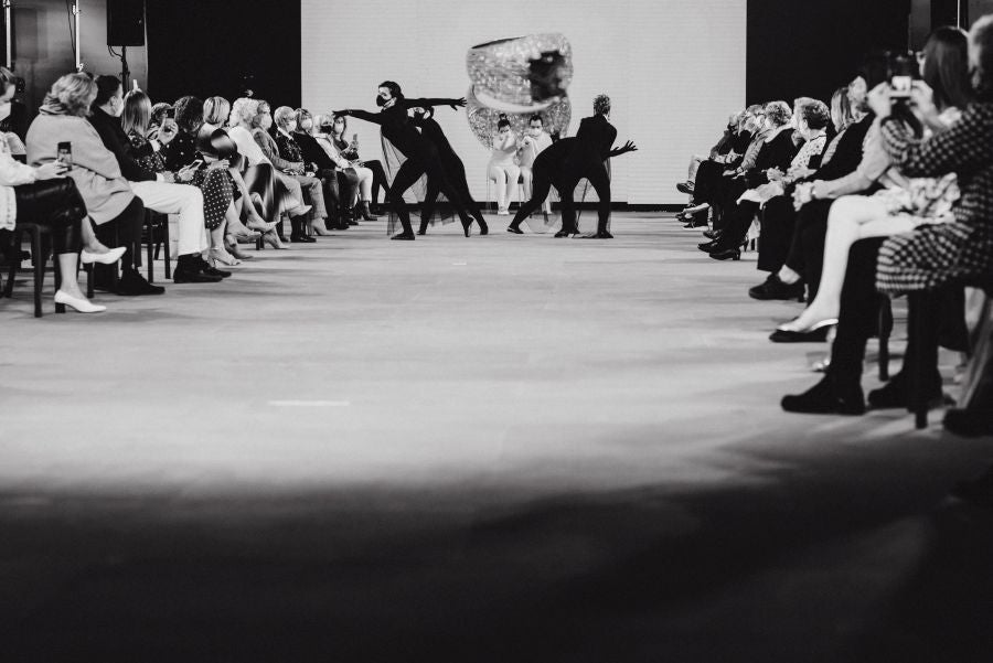 Joyas únicas y modelos de lujo en un desfile inédito. Álex Vallejo debuta sobre la pasarela de San Telmo con una original y emotiva puesta en escena a cargo de Verdini Dantza Taldea. La música y la luz y la coreografía de los bailarines ha sido el hilo conductor para mostrar más de 30 jotas de la firma. 