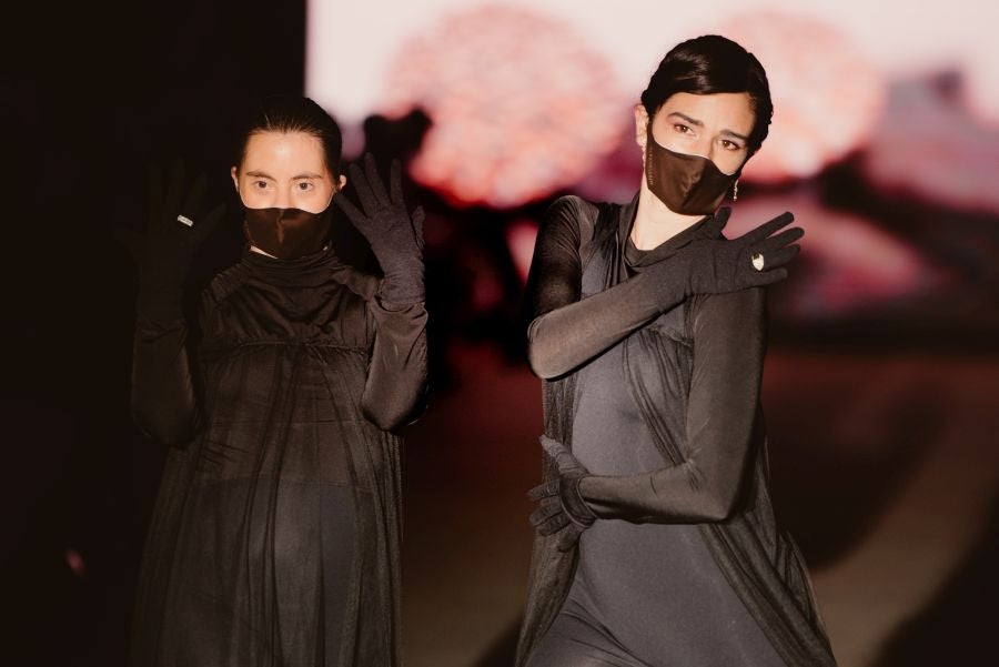 Joyas únicas y modelos de lujo en un desfile inédito. Álex Vallejo debuta sobre la pasarela de San Telmo con una original y emotiva puesta en escena a cargo de Verdini Dantza Taldea. La música y la luz y la coreografía de los bailarines ha sido el hilo conductor para mostrar más de 30 jotas de la firma. 
