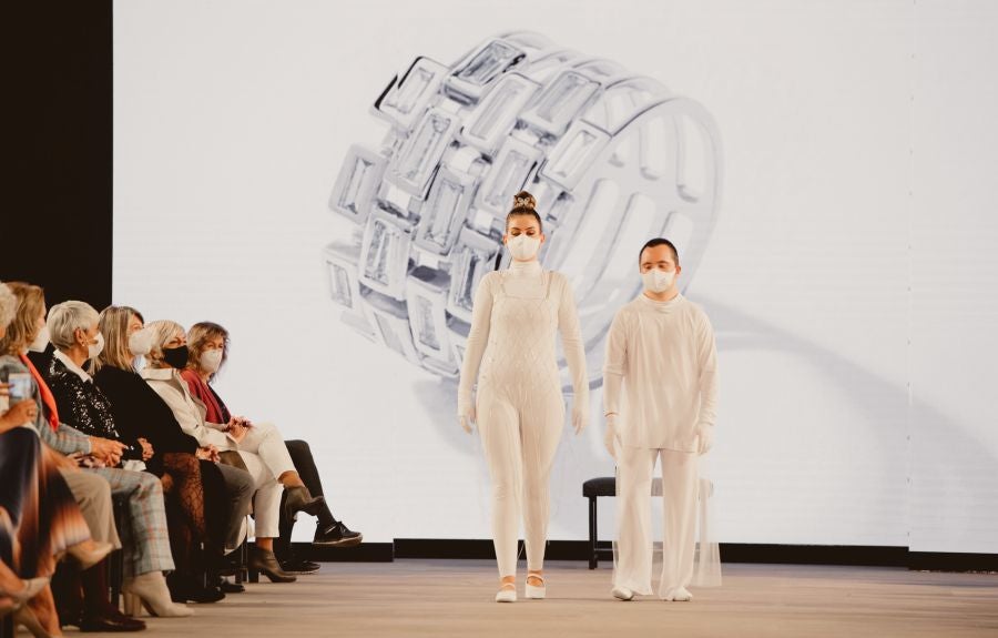 Joyas únicas y modelos de lujo en un desfile inédito. Álex Vallejo debuta sobre la pasarela de San Telmo con una original y emotiva puesta en escena a cargo de Verdini Dantza Taldea. La música y la luz y la coreografía de los bailarines ha sido el hilo conductor para mostrar más de 30 jotas de la firma. 