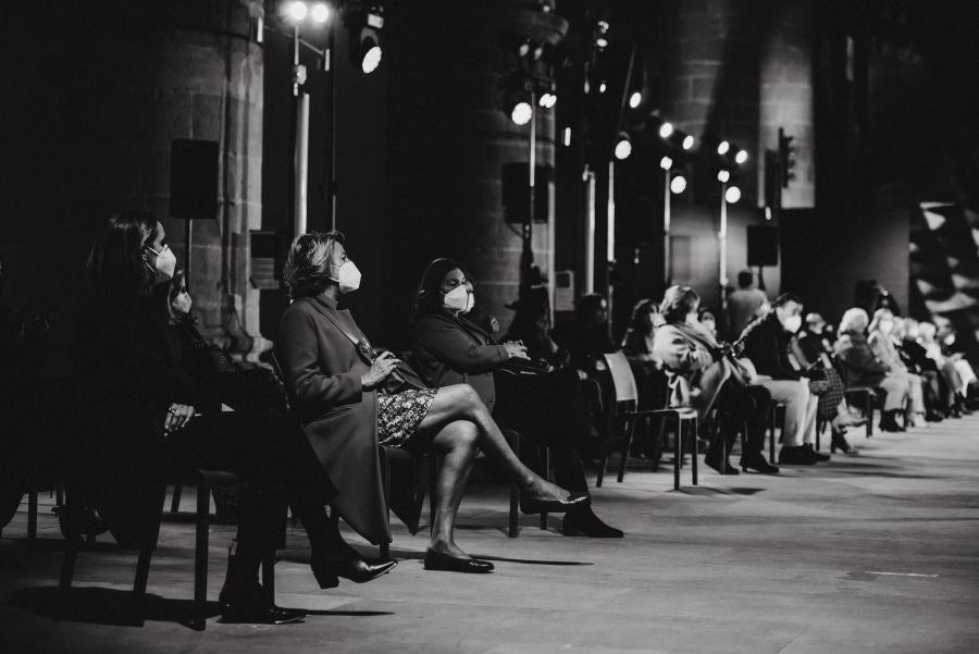 Joyas únicas y modelos de lujo en un desfile inédito. Álex Vallejo debuta sobre la pasarela de San Telmo con una original y emotiva puesta en escena a cargo de Verdini Dantza Taldea. La música y la luz y la coreografía de los bailarines ha sido el hilo conductor para mostrar más de 30 jotas de la firma. 