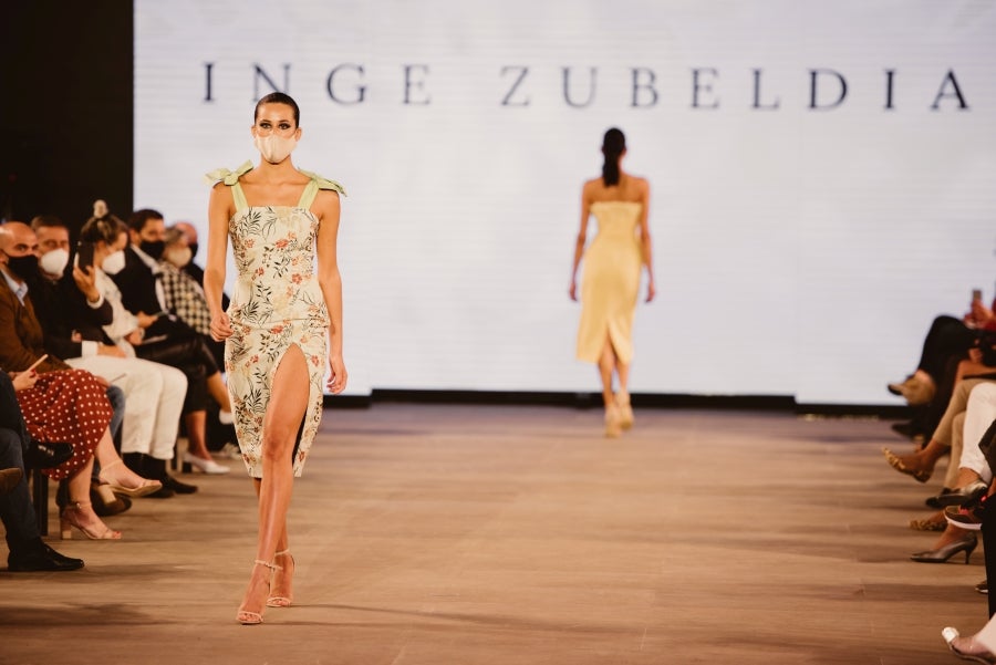 Vestidos de ensueño con patrones únicos y detalles creados con alma. La colección 'Alma' ha rendido homenaje a los artesanos, a las tradiciones y a las raíces. A su arte, reflejado en el bordar y en el tejer; a imagen de la destreza de los bailes tradicionales. Inge Zubeldia ha irradiado color, luz y optimismo en un momento tan devastador a nivel global. 