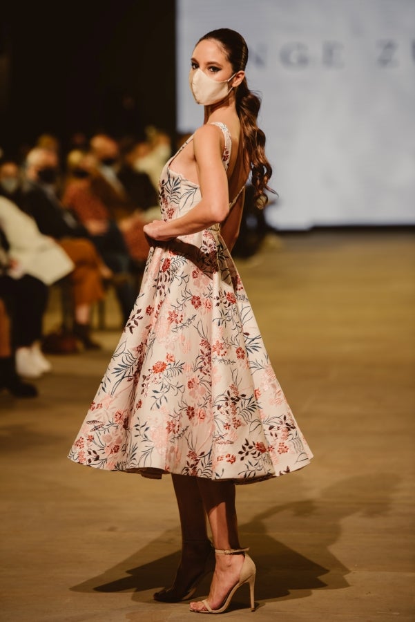 Vestidos de ensueño con patrones únicos y detalles creados con alma. La colección 'Alma' ha rendido homenaje a los artesanos, a las tradiciones y a las raíces. A su arte, reflejado en el bordar y en el tejer; a imagen de la destreza de los bailes tradicionales. Inge Zubeldia ha irradiado color, luz y optimismo en un momento tan devastador a nivel global. 