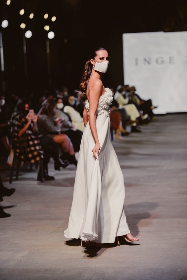 Vestidos de ensueño con patrones únicos y detalles creados con alma. La colección 'Alma' ha rendido homenaje a los artesanos, a las tradiciones y a las raíces. A su arte, reflejado en el bordar y en el tejer; a imagen de la destreza de los bailes tradicionales. Inge Zubeldia ha irradiado color, luz y optimismo en un momento tan devastador a nivel global. 