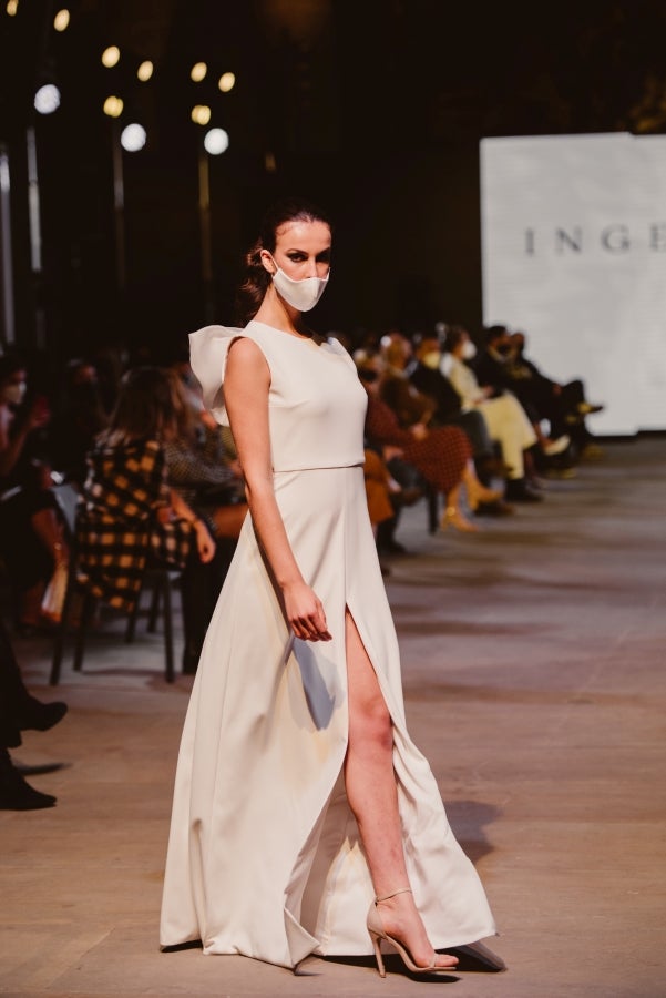 Vestidos de ensueño con patrones únicos y detalles creados con alma. La colección 'Alma' ha rendido homenaje a los artesanos, a las tradiciones y a las raíces. A su arte, reflejado en el bordar y en el tejer; a imagen de la destreza de los bailes tradicionales. Inge Zubeldia ha irradiado color, luz y optimismo en un momento tan devastador a nivel global. 