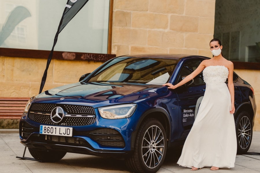Vestidos de ensueño con patrones únicos y detalles creados con alma. La colección 'Alma' ha rendido homenaje a los artesanos, a las tradiciones y a las raíces. A su arte, reflejado en el bordar y en el tejer; a imagen de la destreza de los bailes tradicionales. Inge Zubeldia ha irradiado color, luz y optimismo en un momento tan devastador a nivel global. 