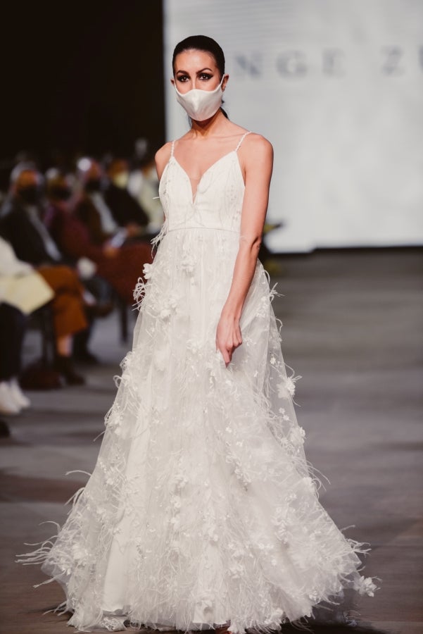 Vestidos de ensueño con patrones únicos y detalles creados con alma. La colección 'Alma' ha rendido homenaje a los artesanos, a las tradiciones y a las raíces. A su arte, reflejado en el bordar y en el tejer; a imagen de la destreza de los bailes tradicionales. Inge Zubeldia ha irradiado color, luz y optimismo en un momento tan devastador a nivel global. 