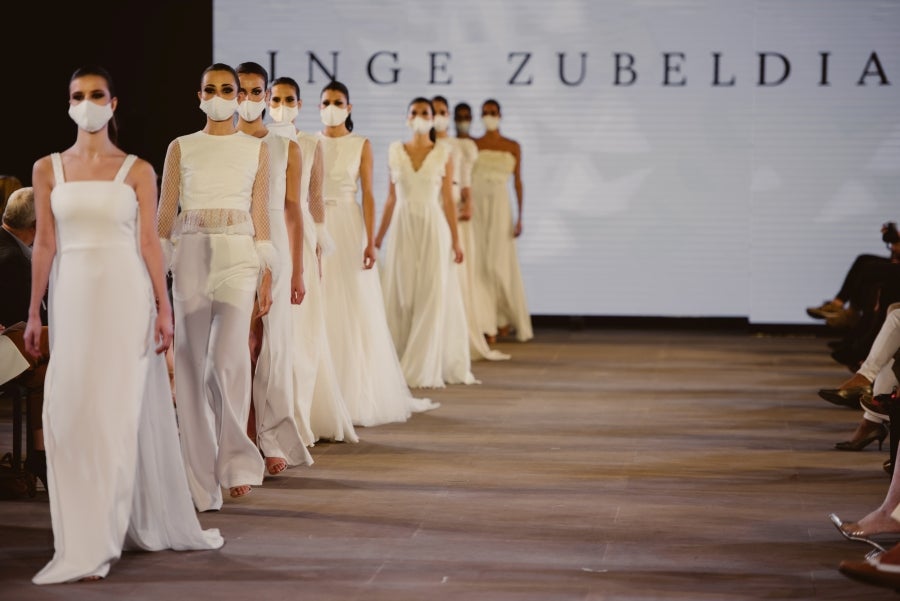 Vestidos de ensueño con patrones únicos y detalles creados con alma. La colección 'Alma' ha rendido homenaje a los artesanos, a las tradiciones y a las raíces. A su arte, reflejado en el bordar y en el tejer; a imagen de la destreza de los bailes tradicionales. Inge Zubeldia ha irradiado color, luz y optimismo en un momento tan devastador a nivel global. 