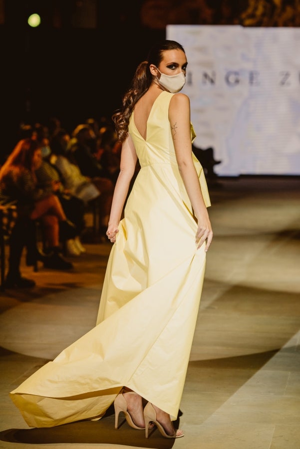 Vestidos de ensueño con patrones únicos y detalles creados con alma. La colección 'Alma' ha rendido homenaje a los artesanos, a las tradiciones y a las raíces. A su arte, reflejado en el bordar y en el tejer; a imagen de la destreza de los bailes tradicionales. Inge Zubeldia ha irradiado color, luz y optimismo en un momento tan devastador a nivel global. 