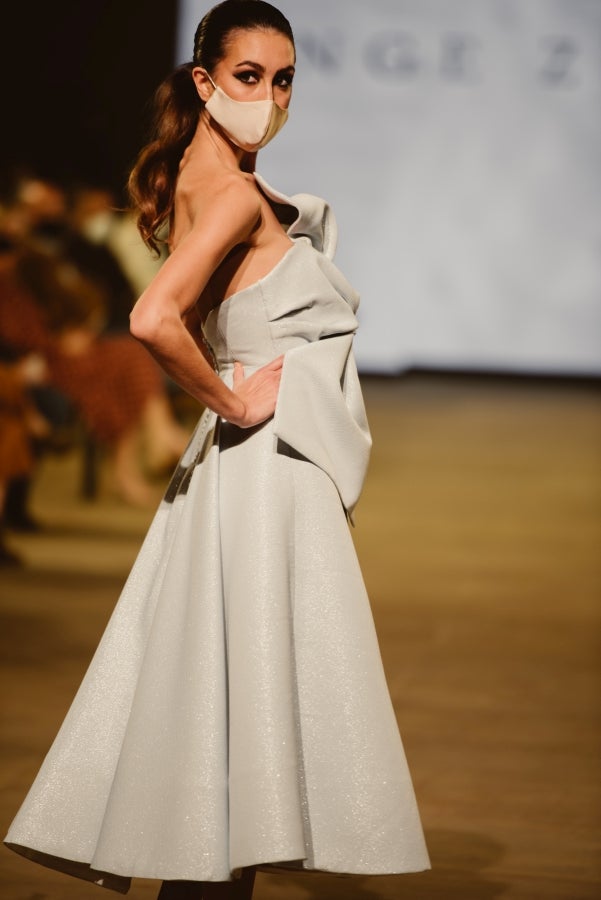 Vestidos de ensueño con patrones únicos y detalles creados con alma. La colección 'Alma' ha rendido homenaje a los artesanos, a las tradiciones y a las raíces. A su arte, reflejado en el bordar y en el tejer; a imagen de la destreza de los bailes tradicionales. Inge Zubeldia ha irradiado color, luz y optimismo en un momento tan devastador a nivel global. 