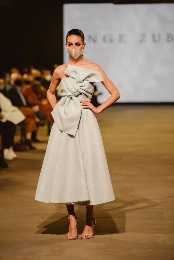 Vestidos de ensueño con patrones únicos y detalles creados con alma. La colección 'Alma' ha rendido homenaje a los artesanos, a las tradiciones y a las raíces. A su arte, reflejado en el bordar y en el tejer; a imagen de la destreza de los bailes tradicionales. Inge Zubeldia ha irradiado color, luz y optimismo en un momento tan devastador a nivel global. 