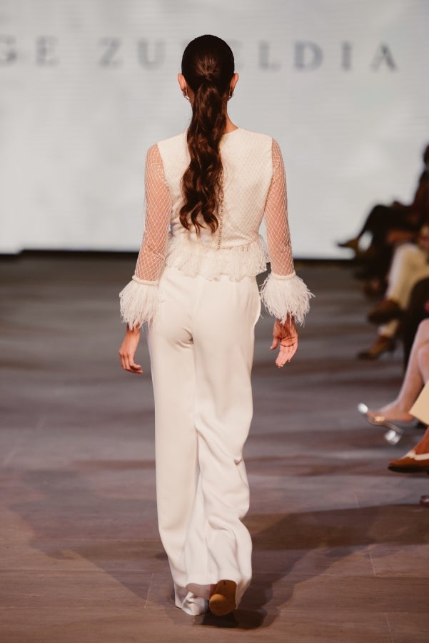 Vestidos de ensueño con patrones únicos y detalles creados con alma. La colección 'Alma' ha rendido homenaje a los artesanos, a las tradiciones y a las raíces. A su arte, reflejado en el bordar y en el tejer; a imagen de la destreza de los bailes tradicionales. Inge Zubeldia ha irradiado color, luz y optimismo en un momento tan devastador a nivel global. 