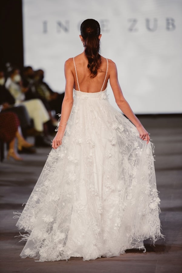 Vestidos de ensueño con patrones únicos y detalles creados con alma. La colección 'Alma' ha rendido homenaje a los artesanos, a las tradiciones y a las raíces. A su arte, reflejado en el bordar y en el tejer; a imagen de la destreza de los bailes tradicionales. Inge Zubeldia ha irradiado color, luz y optimismo en un momento tan devastador a nivel global. 