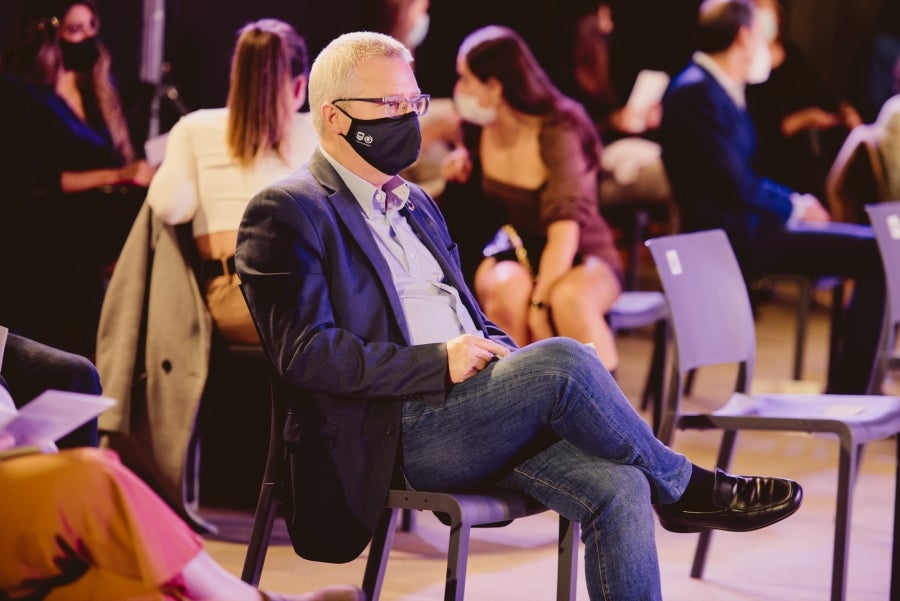 Vestidos de ensueño con patrones únicos y detalles creados con alma. La colección 'Alma' ha rendido homenaje a los artesanos, a las tradiciones y a las raíces. A su arte, reflejado en el bordar y en el tejer; a imagen de la destreza de los bailes tradicionales. Inge Zubeldia ha irradiado color, luz y optimismo en un momento tan devastador a nivel global. 