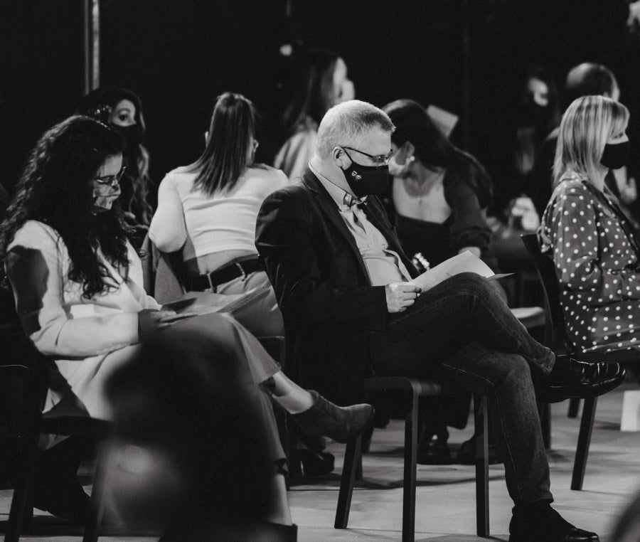 Vestidos de ensueño con patrones únicos y detalles creados con alma. La colección 'Alma' ha rendido homenaje a los artesanos, a las tradiciones y a las raíces. A su arte, reflejado en el bordar y en el tejer; a imagen de la destreza de los bailes tradicionales. Inge Zubeldia ha irradiado color, luz y optimismo en un momento tan devastador a nivel global. 