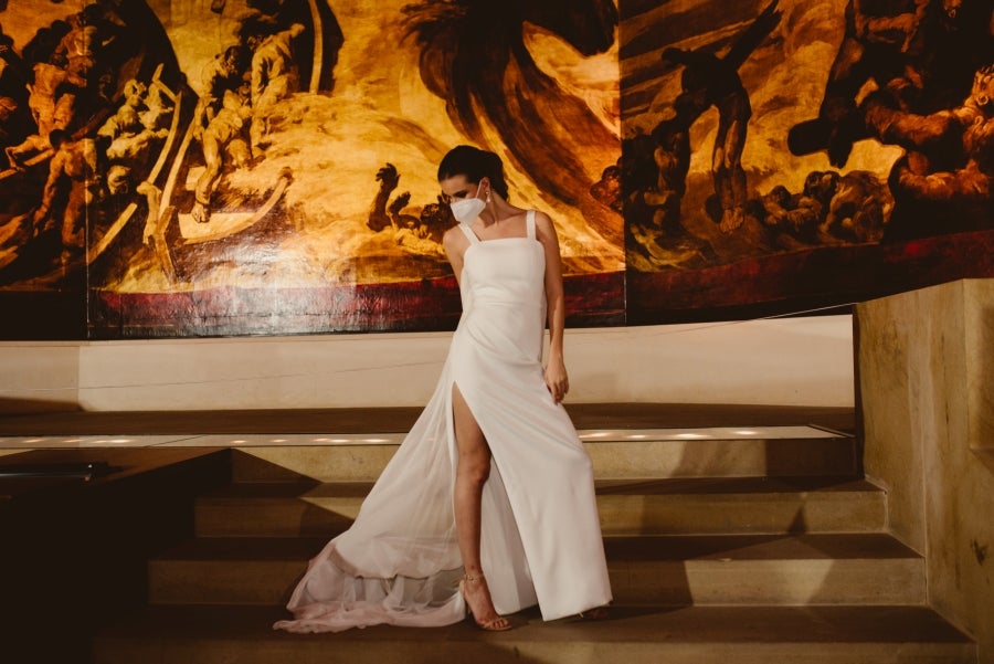 Vestidos de ensueño con patrones únicos y detalles creados con alma. La colección 'Alma' ha rendido homenaje a los artesanos, a las tradiciones y a las raíces. A su arte, reflejado en el bordar y en el tejer; a imagen de la destreza de los bailes tradicionales. Inge Zubeldia ha irradiado color, luz y optimismo en un momento tan devastador a nivel global. 