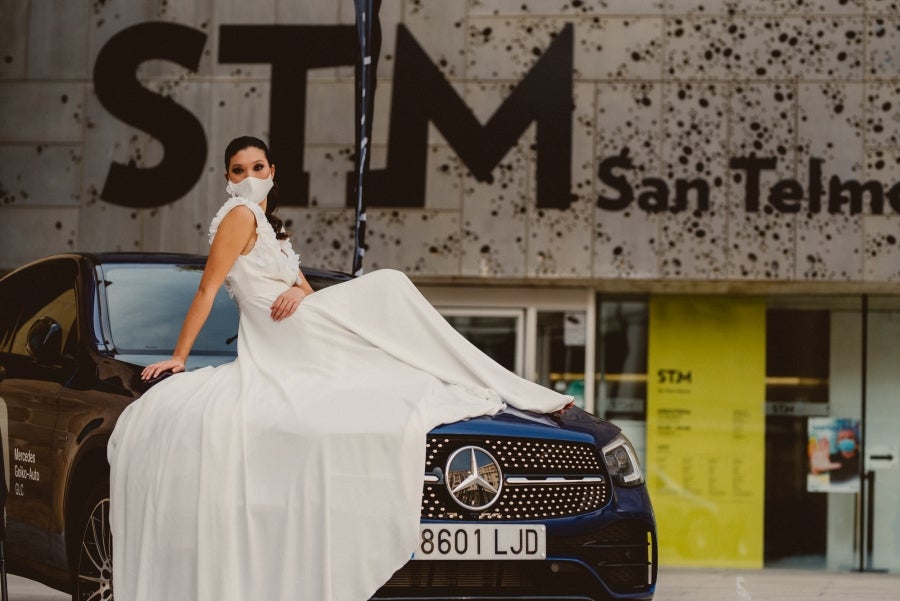 Vestidos de ensueño con patrones únicos y detalles creados con alma. La colección 'Alma' ha rendido homenaje a los artesanos, a las tradiciones y a las raíces. A su arte, reflejado en el bordar y en el tejer; a imagen de la destreza de los bailes tradicionales. Inge Zubeldia ha irradiado color, luz y optimismo en un momento tan devastador a nivel global. 