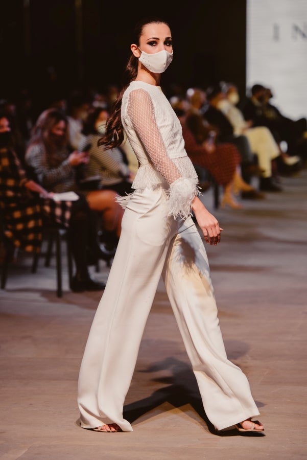 Vestidos de ensueño con patrones únicos y detalles creados con alma. La colección 'Alma' ha rendido homenaje a los artesanos, a las tradiciones y a las raíces. A su arte, reflejado en el bordar y en el tejer; a imagen de la destreza de los bailes tradicionales. Inge Zubeldia ha irradiado color, luz y optimismo en un momento tan devastador a nivel global. 