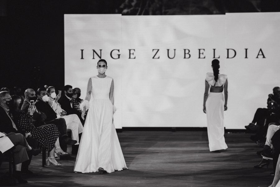 Vestidos de ensueño con patrones únicos y detalles creados con alma. La colección 'Alma' ha rendido homenaje a los artesanos, a las tradiciones y a las raíces. A su arte, reflejado en el bordar y en el tejer; a imagen de la destreza de los bailes tradicionales. Inge Zubeldia ha irradiado color, luz y optimismo en un momento tan devastador a nivel global. 