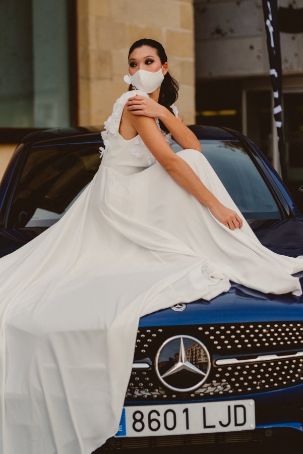 Vestidos de ensueño con patrones únicos y detalles creados con alma. La colección 'Alma' ha rendido homenaje a los artesanos, a las tradiciones y a las raíces. A su arte, reflejado en el bordar y en el tejer; a imagen de la destreza de los bailes tradicionales. Inge Zubeldia ha irradiado color, luz y optimismo en un momento tan devastador a nivel global. 