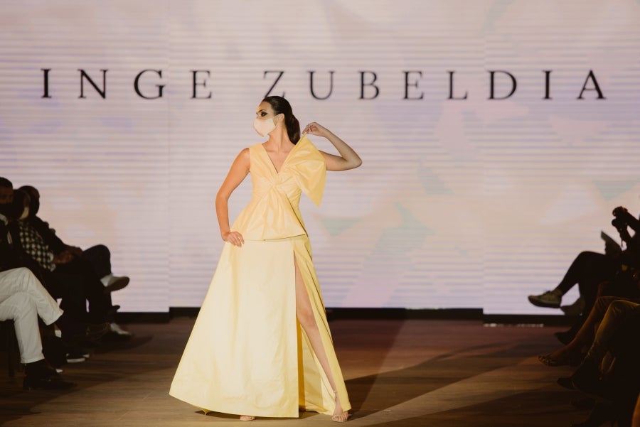 Vestidos de ensueño con patrones únicos y detalles creados con alma. La colección 'Alma' ha rendido homenaje a los artesanos, a las tradiciones y a las raíces. A su arte, reflejado en el bordar y en el tejer; a imagen de la destreza de los bailes tradicionales. Inge Zubeldia ha irradiado color, luz y optimismo en un momento tan devastador a nivel global. 