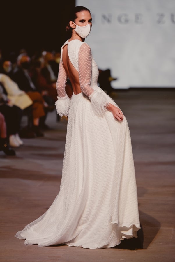 Vestidos de ensueño con patrones únicos y detalles creados con alma. La colección 'Alma' ha rendido homenaje a los artesanos, a las tradiciones y a las raíces. A su arte, reflejado en el bordar y en el tejer; a imagen de la destreza de los bailes tradicionales. Inge Zubeldia ha irradiado color, luz y optimismo en un momento tan devastador a nivel global. 