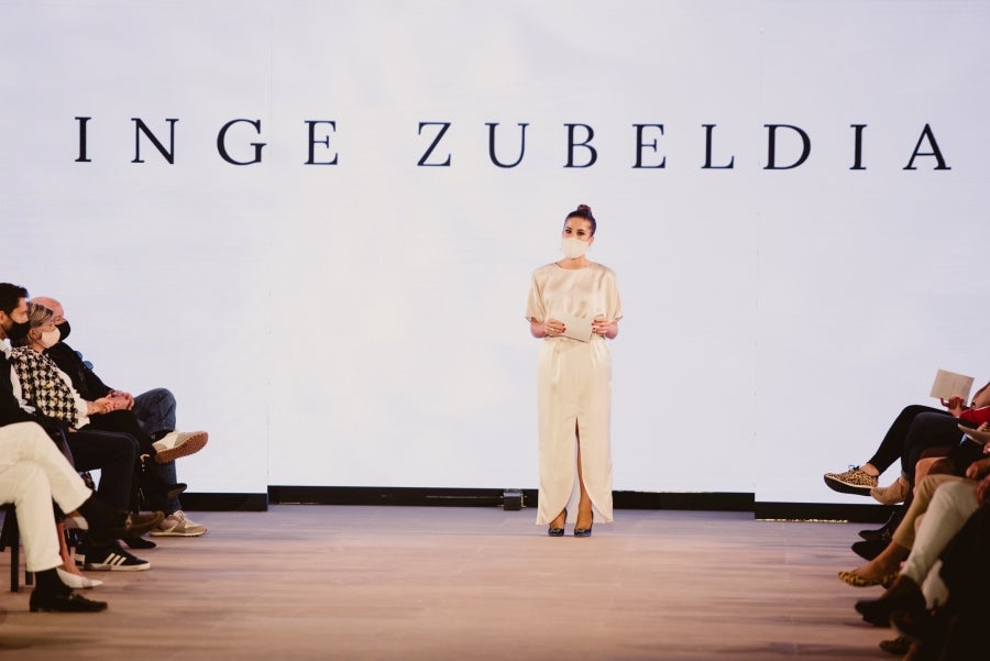 Vestidos de ensueño con patrones únicos y detalles creados con alma. La colección 'Alma' ha rendido homenaje a los artesanos, a las tradiciones y a las raíces. A su arte, reflejado en el bordar y en el tejer; a imagen de la destreza de los bailes tradicionales. Inge Zubeldia ha irradiado color, luz y optimismo en un momento tan devastador a nivel global. 