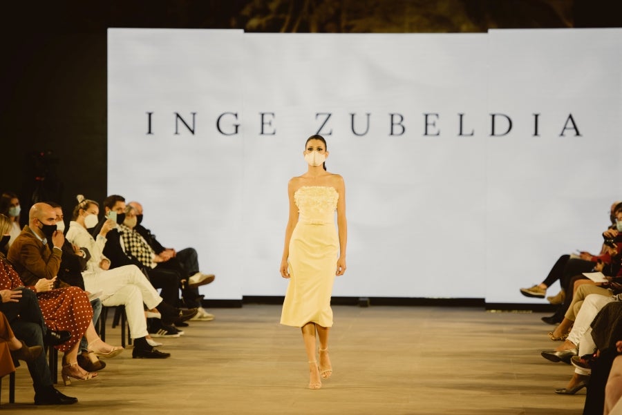 Vestidos de ensueño con patrones únicos y detalles creados con alma. La colección 'Alma' ha rendido homenaje a los artesanos, a las tradiciones y a las raíces. A su arte, reflejado en el bordar y en el tejer; a imagen de la destreza de los bailes tradicionales. Inge Zubeldia ha irradiado color, luz y optimismo en un momento tan devastador a nivel global. 