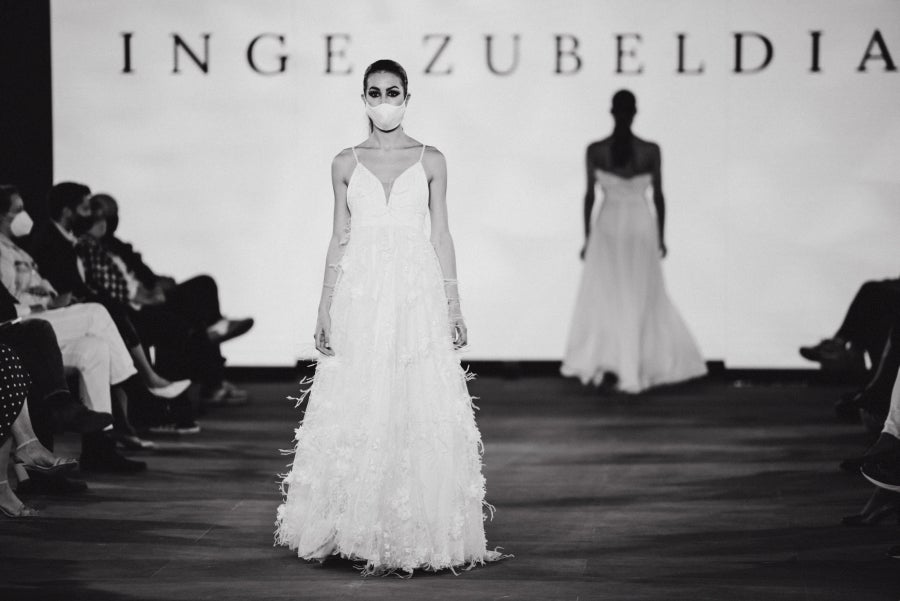 Vestidos de ensueño con patrones únicos y detalles creados con alma. La colección 'Alma' ha rendido homenaje a los artesanos, a las tradiciones y a las raíces. A su arte, reflejado en el bordar y en el tejer; a imagen de la destreza de los bailes tradicionales. Inge Zubeldia ha irradiado color, luz y optimismo en un momento tan devastador a nivel global. 