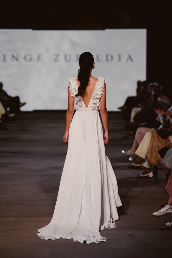 Vestidos de ensueño con patrones únicos y detalles creados con alma. La colección 'Alma' ha rendido homenaje a los artesanos, a las tradiciones y a las raíces. A su arte, reflejado en el bordar y en el tejer; a imagen de la destreza de los bailes tradicionales. Inge Zubeldia ha irradiado color, luz y optimismo en un momento tan devastador a nivel global. 