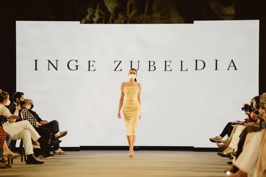 Vestidos de ensueño con patrones únicos y detalles creados con alma. La colección 'Alma' ha rendido homenaje a los artesanos, a las tradiciones y a las raíces. A su arte, reflejado en el bordar y en el tejer; a imagen de la destreza de los bailes tradicionales. Inge Zubeldia ha irradiado color, luz y optimismo en un momento tan devastador a nivel global. 