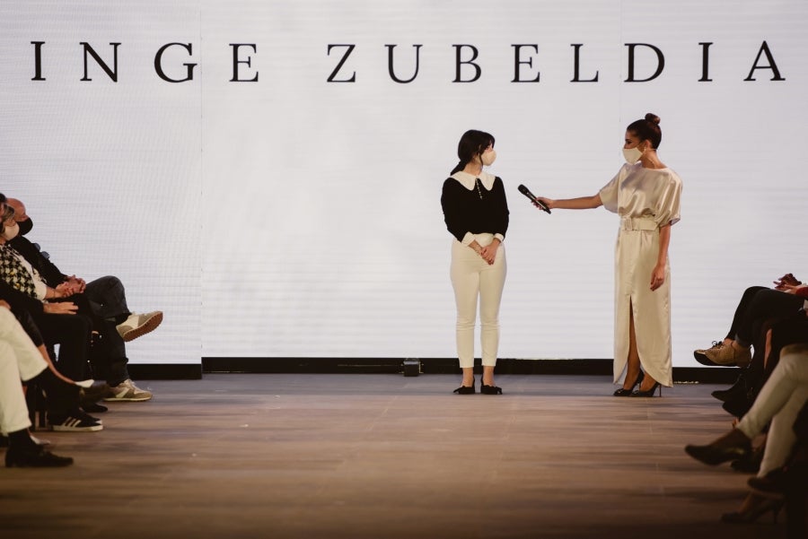 Vestidos de ensueño con patrones únicos y detalles creados con alma. La colección 'Alma' ha rendido homenaje a los artesanos, a las tradiciones y a las raíces. A su arte, reflejado en el bordar y en el tejer; a imagen de la destreza de los bailes tradicionales. Inge Zubeldia ha irradiado color, luz y optimismo en un momento tan devastador a nivel global. 