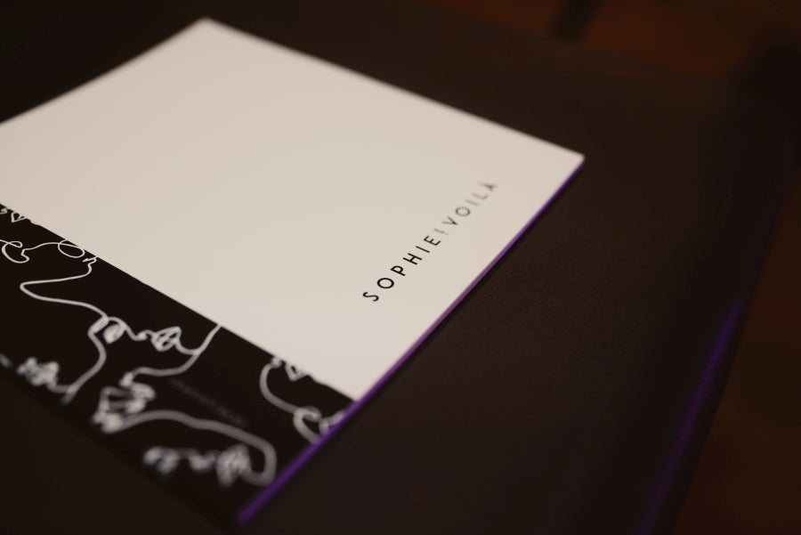 Tres han sido los colores sobre los que ha girado la colección #SEVerywoman presentada en un formato 'semi virtual' en San Telmo; el blanco, el negro y el rosa. El blanco es el color nupcial por excelencia, rey indiscutible de la colección. Es el tono reflejo de la vida de la paz, de los nuevos comienzos, del minimalismo, de la pureza y de la luz. 