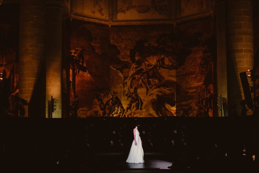 Tres han sido los colores sobre los que ha girado la colección #SEVerywoman presentada en un formato 'semi virtual' en San Telmo; el blanco, el negro y el rosa. El blanco es el color nupcial por excelencia, rey indiscutible de la colección. Es el tono reflejo de la vida de la paz, de los nuevos comienzos, del minimalismo, de la pureza y de la luz. 