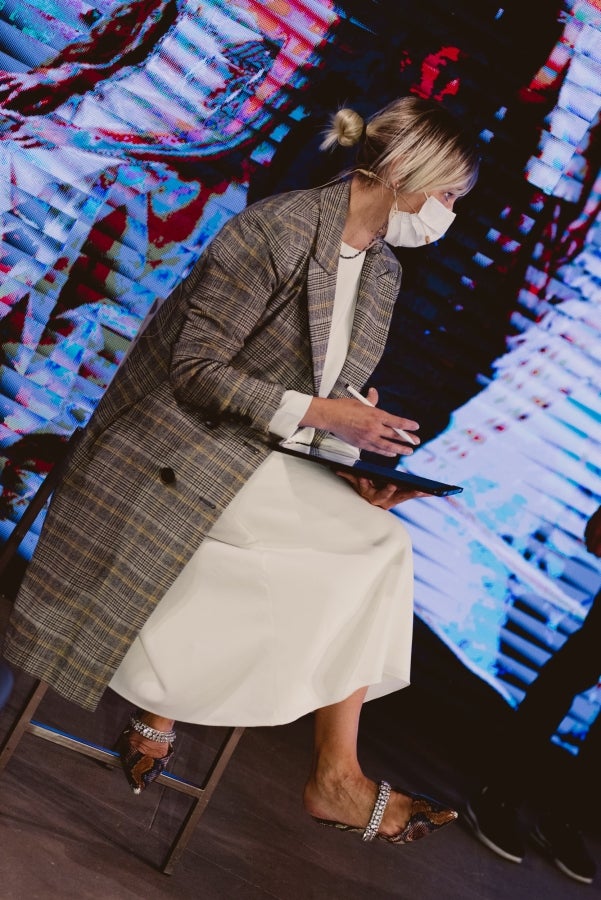 Tres han sido los colores sobre los que ha girado la colección #SEVerywoman presentada en un formato 'semi virtual' en San Telmo; el blanco, el negro y el rosa. El blanco es el color nupcial por excelencia, rey indiscutible de la colección. Es el tono reflejo de la vida de la paz, de los nuevos comienzos, del minimalismo, de la pureza y de la luz. 