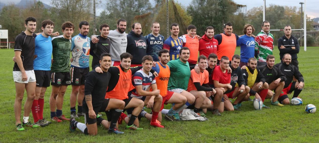 Jugadores y técnicos del Hernani, ayer antes del entrenamiento en Landare. 