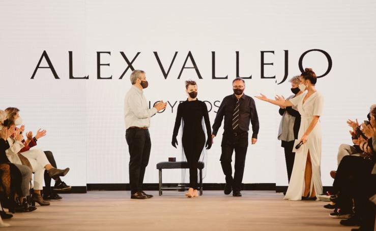 Original puesta en escena en el desfile de Alex Vallejo