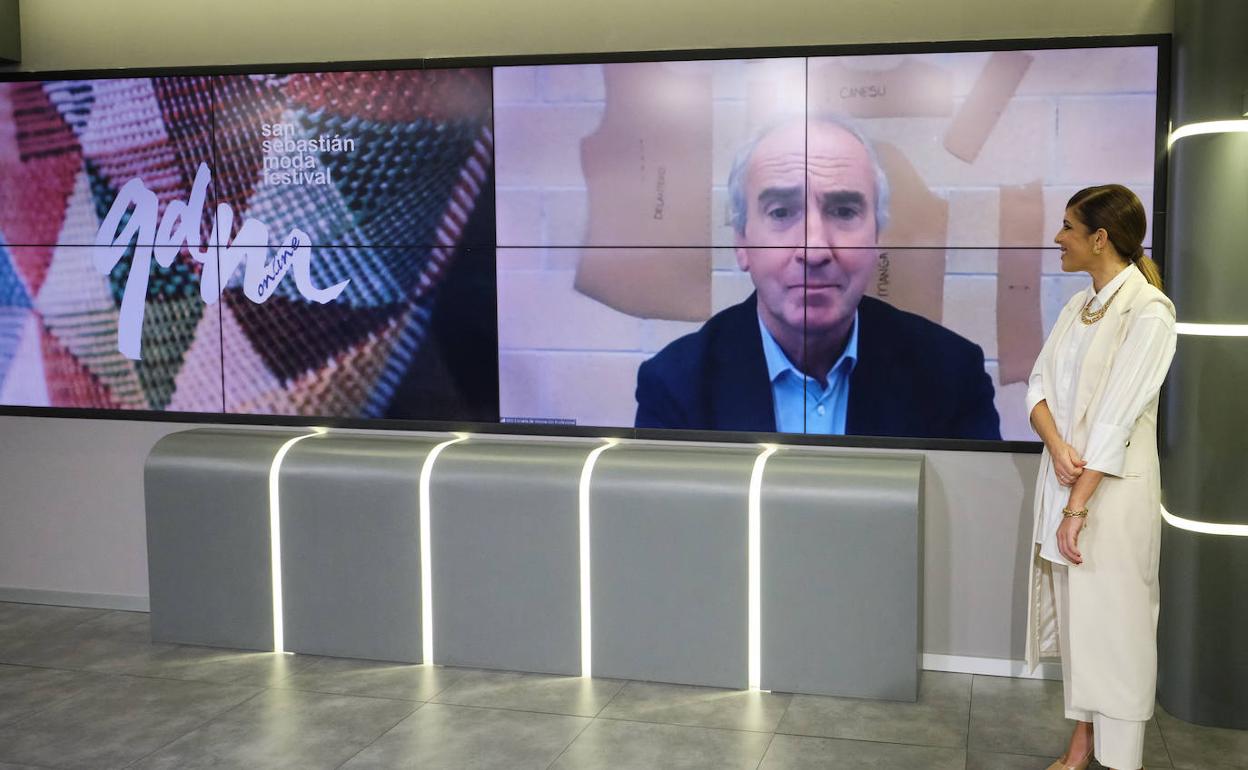 José Ignacio Hernández y Laura Chamorro, durante la intervención del primero.