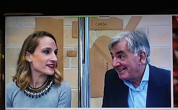 La diseñadora Ana Olazabal y el sastre Antonio Pascual, ambos docentes en AEG, compartieron charla.