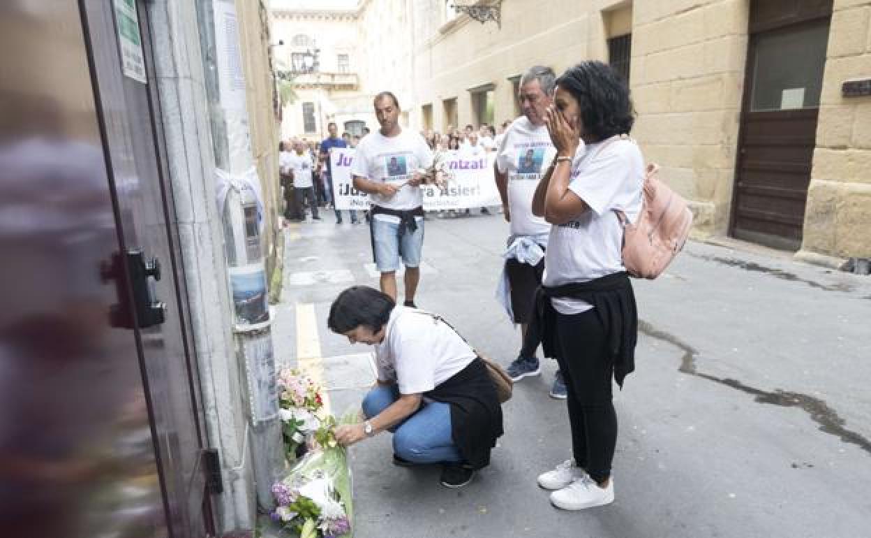 Ofrenda floral en el primer aniversario de la muerte de Asier Niebla.