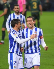 Imagen secundaria 2 - Tres momentos de Mikel Oyarzabal durante el partido. 