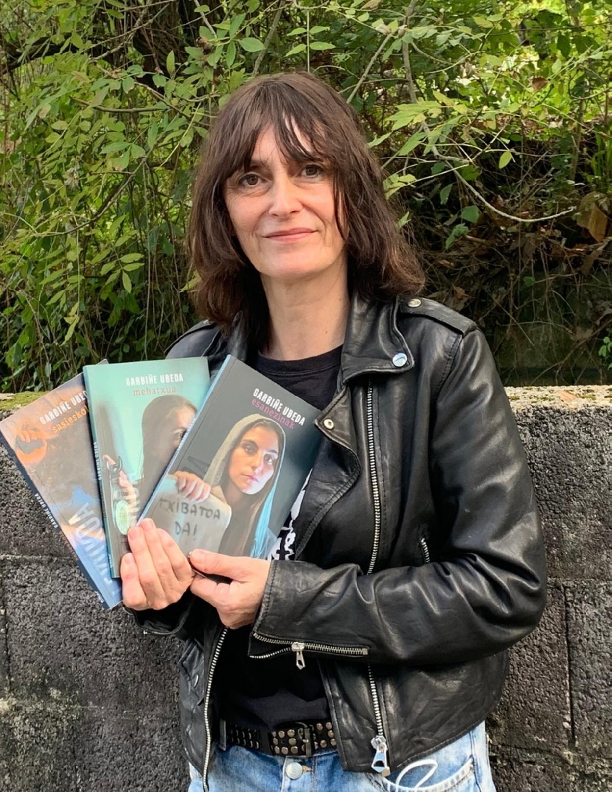 Garbiñe Ubeda, 'Lekukoa' trilogia osatzen duten liburuekin. 