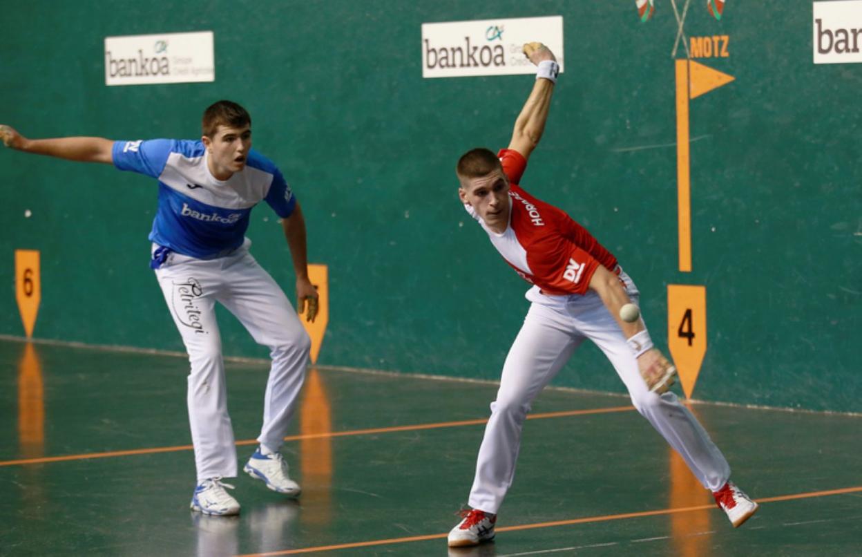 Hormaetxe arma el brazo ante Lizeaga. 