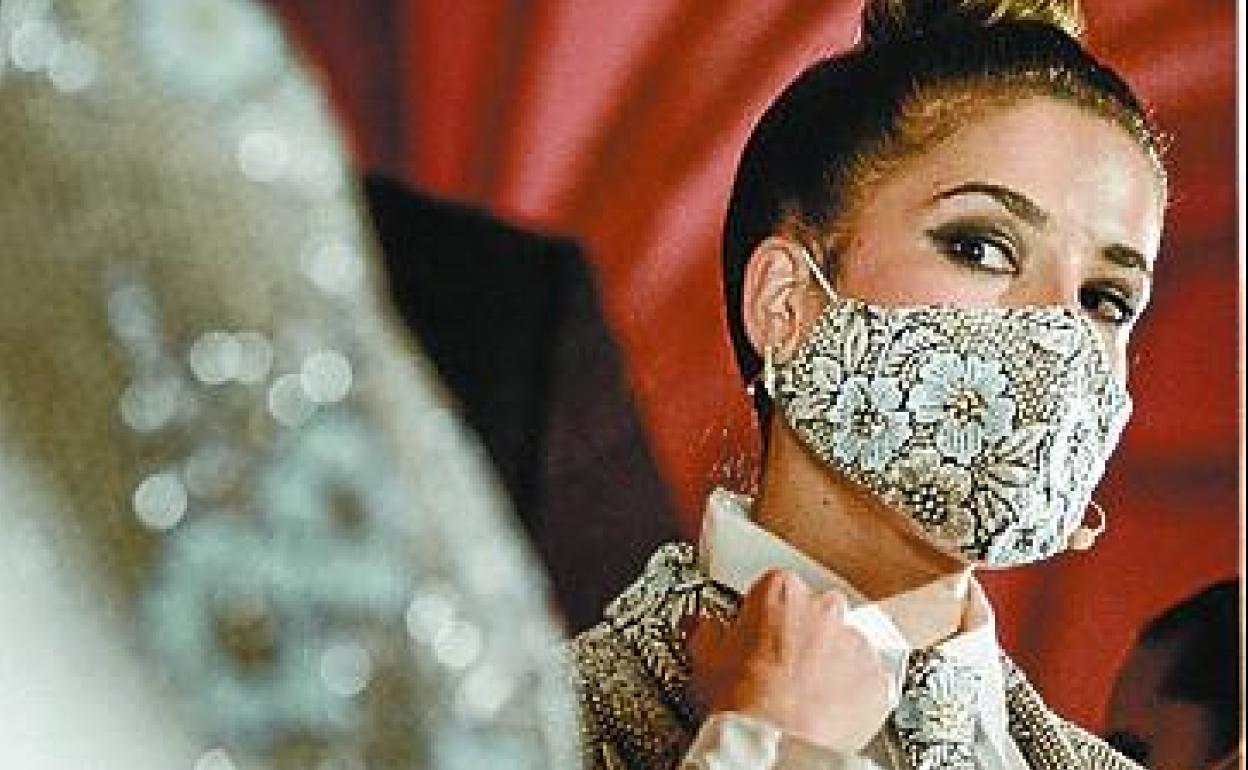 Laura Chamorro, vista en el espejo. 