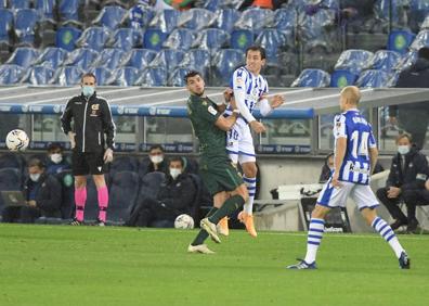 Imagen secundaria 1 - Tres momentos de Mikel Oyarzabal durante el partido. 