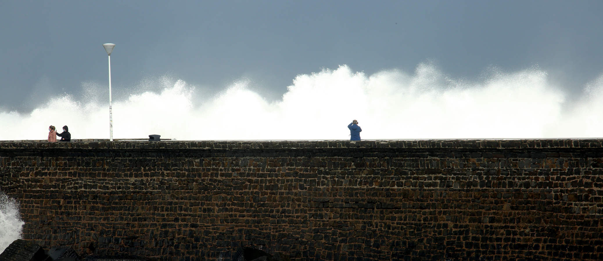 En San Sebastián, las olas han vuelto a realizar un espectáculo y muchos donostiarras se han acercado a verlas desde la primera fila