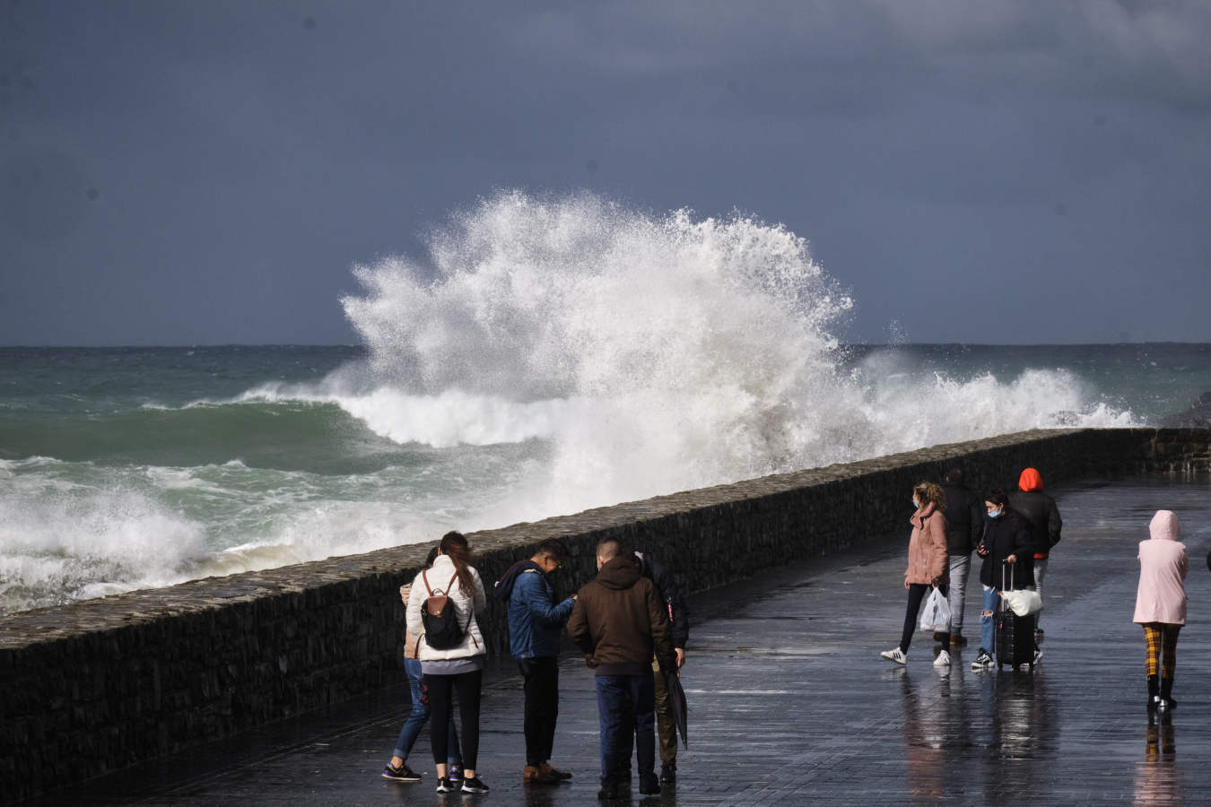 En San Sebastián, las olas han vuelto a realizar un espectáculo y muchos donostiarras se han acercado a verlas desde la primera fila