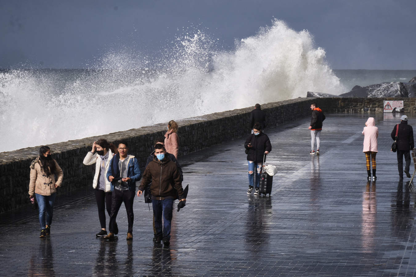 En San Sebastián, las olas han vuelto a realizar un espectáculo y muchos donostiarras se han acercado a verlas desde la primera fila