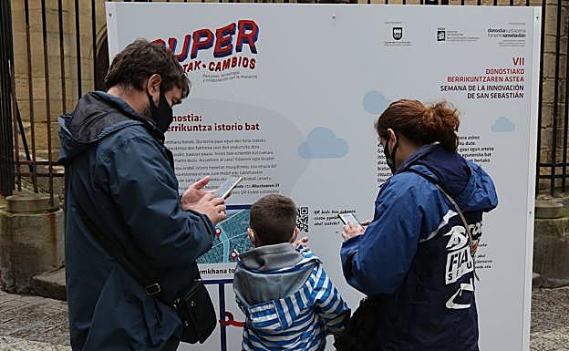 Una familia toma parte ayer en la gymkana frente al panel situado en la calle 31 de Agosto. 