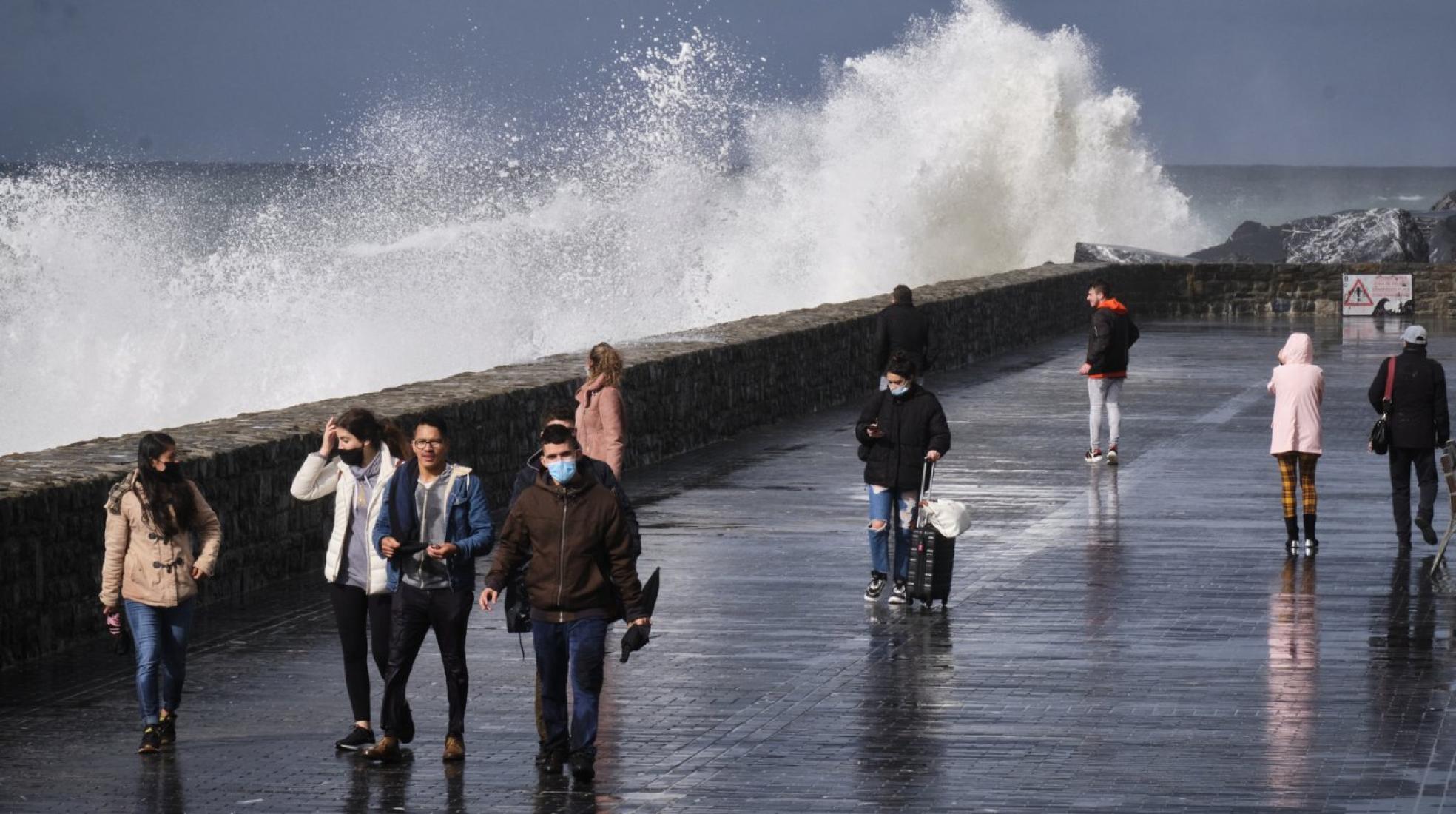 El espigón de La Zurriola en Donostia ayer solo era apto para personas a quienes no les importaba mojarse. A partir de mañana por la tarde la situación se complicará y estará totalmente cerrado. 